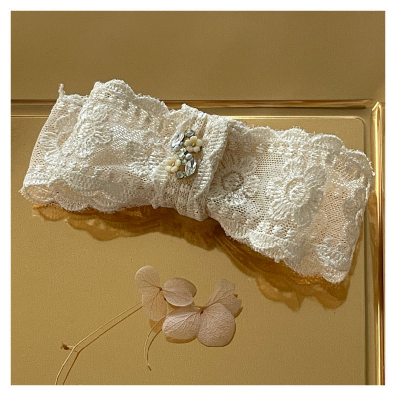 Maura Beige Lace Bow Clip
